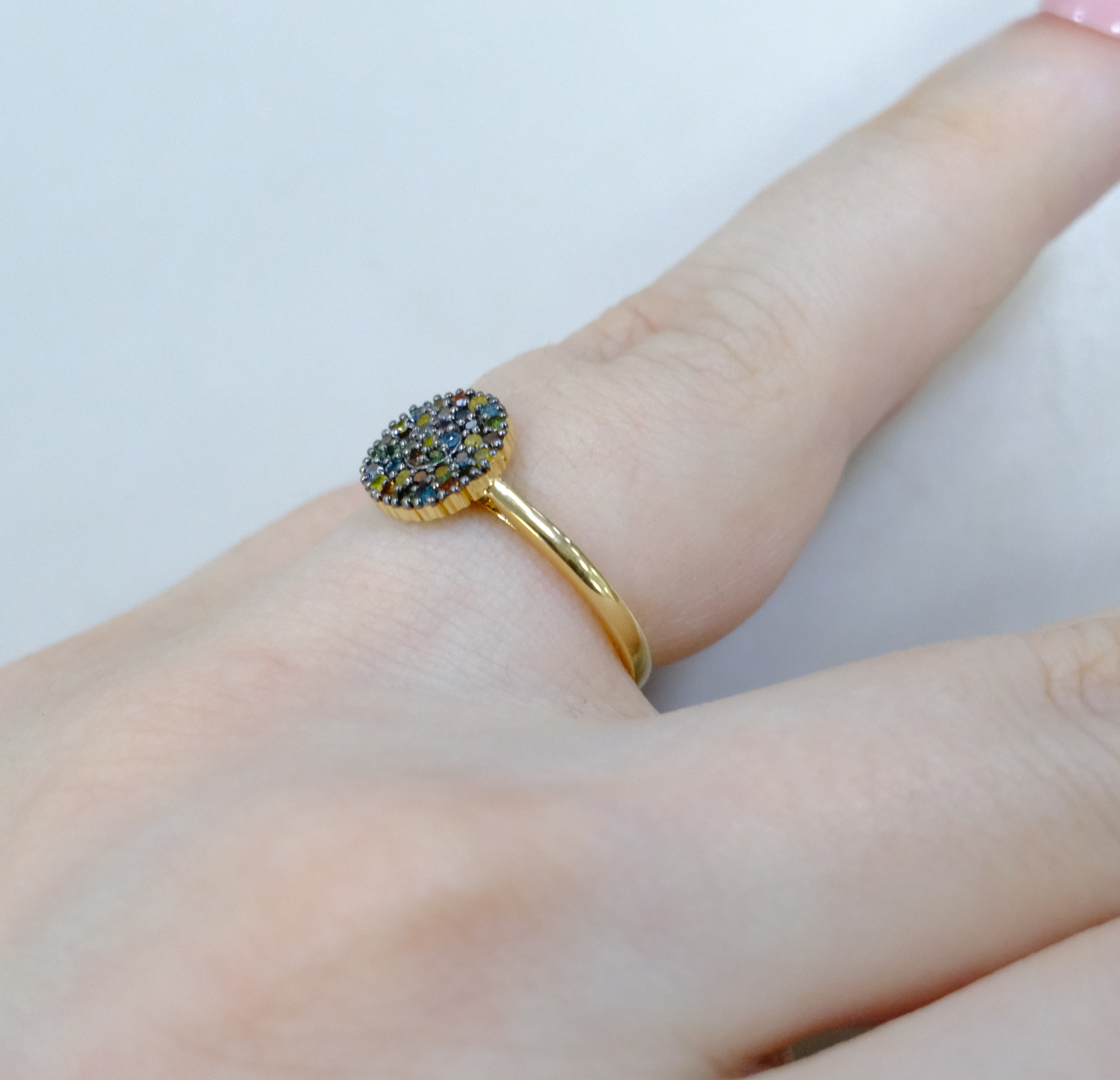 Серебряное кольцо с цветными бриллиантами